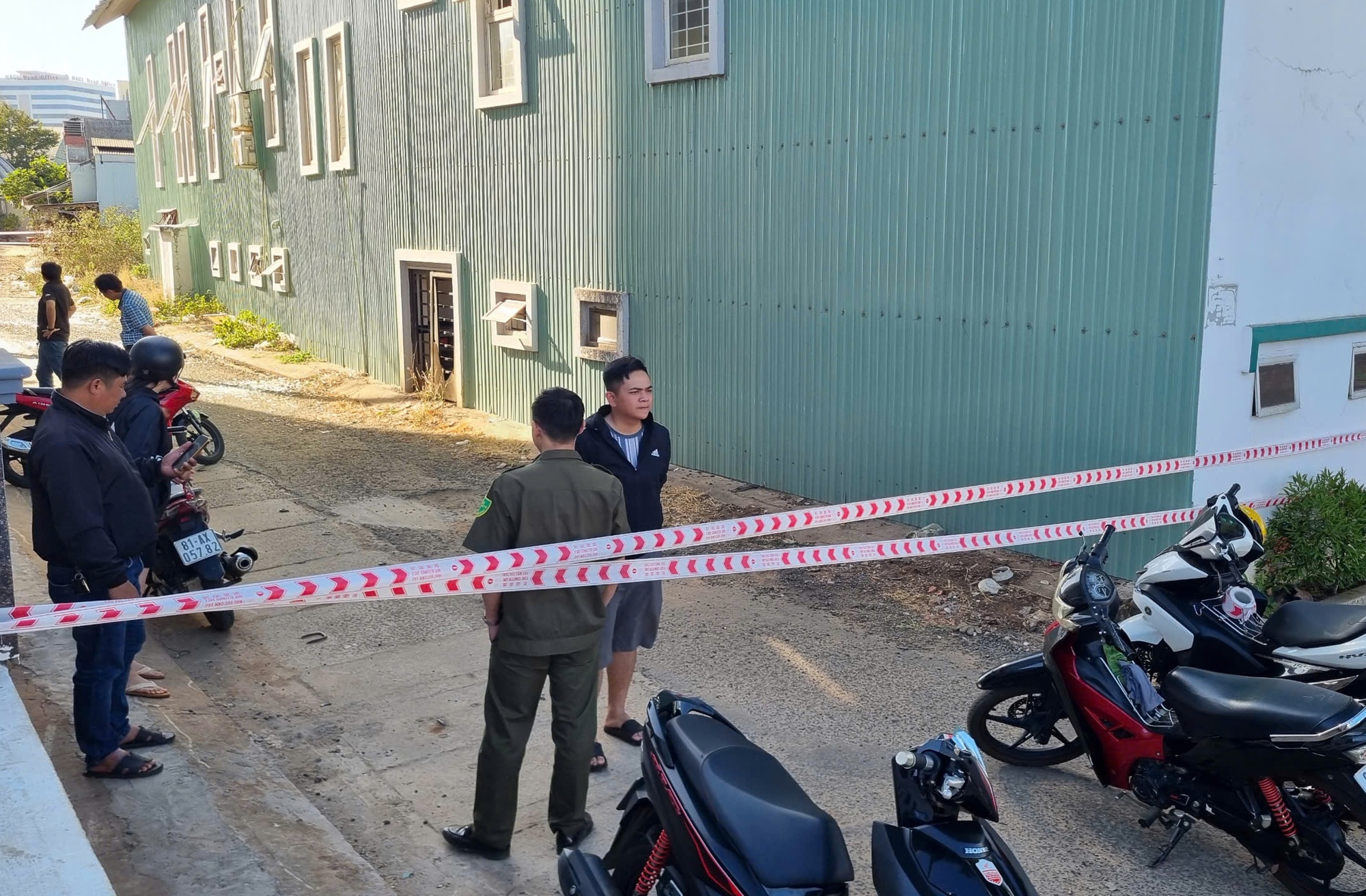 Hành động kỳ lạ của nhóm phụ nữ trước vụ nổ lớn ở Gia Lai - Ảnh 1. Hành động kỳ lạ của nhóm phụ nữ trước vụ nổ lớn ở Gia Lai - Ảnh 1.