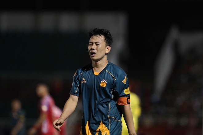 Minh Vương thẫn thờ sau trận thua của HAGL- Ảnh 7. Minh Vương thẫn thờ sau trận thua của HAGL- Ảnh 7.