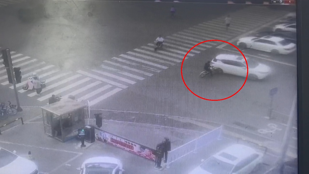 Người đ&agrave;n &ocirc;ng Trung Quốc nhận 164 triệu đồng tiền bồi thường phải trả lại - Ảnh 2.