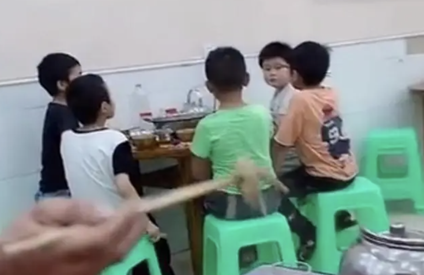 Bức ảnh chụp bóng lưng 5 cậu nhóc gây xôn xao mạng xã hội- Ảnh 1. Bức ảnh chụp bóng lưng 5 cậu nhóc gây xôn xao mạng xã hội- Ảnh 1.