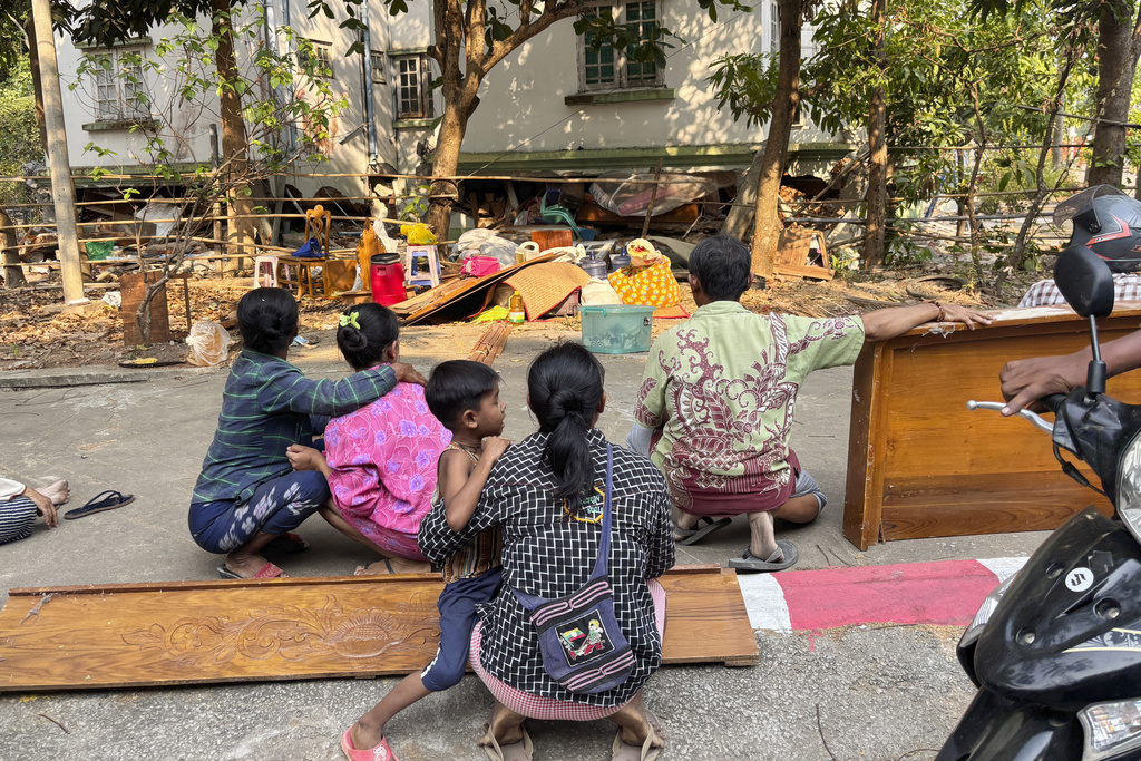 Động đất Myanmar: Số người chết tăng đột biến, nhiều người chờ đợi cứu trợ trong tuyệt vọng - Ảnh 3. Động đất Myanmar: Số người chết tăng đột biến, nhiều người chờ đợi cứu trợ trong tuyệt vọng - Ảnh 3.