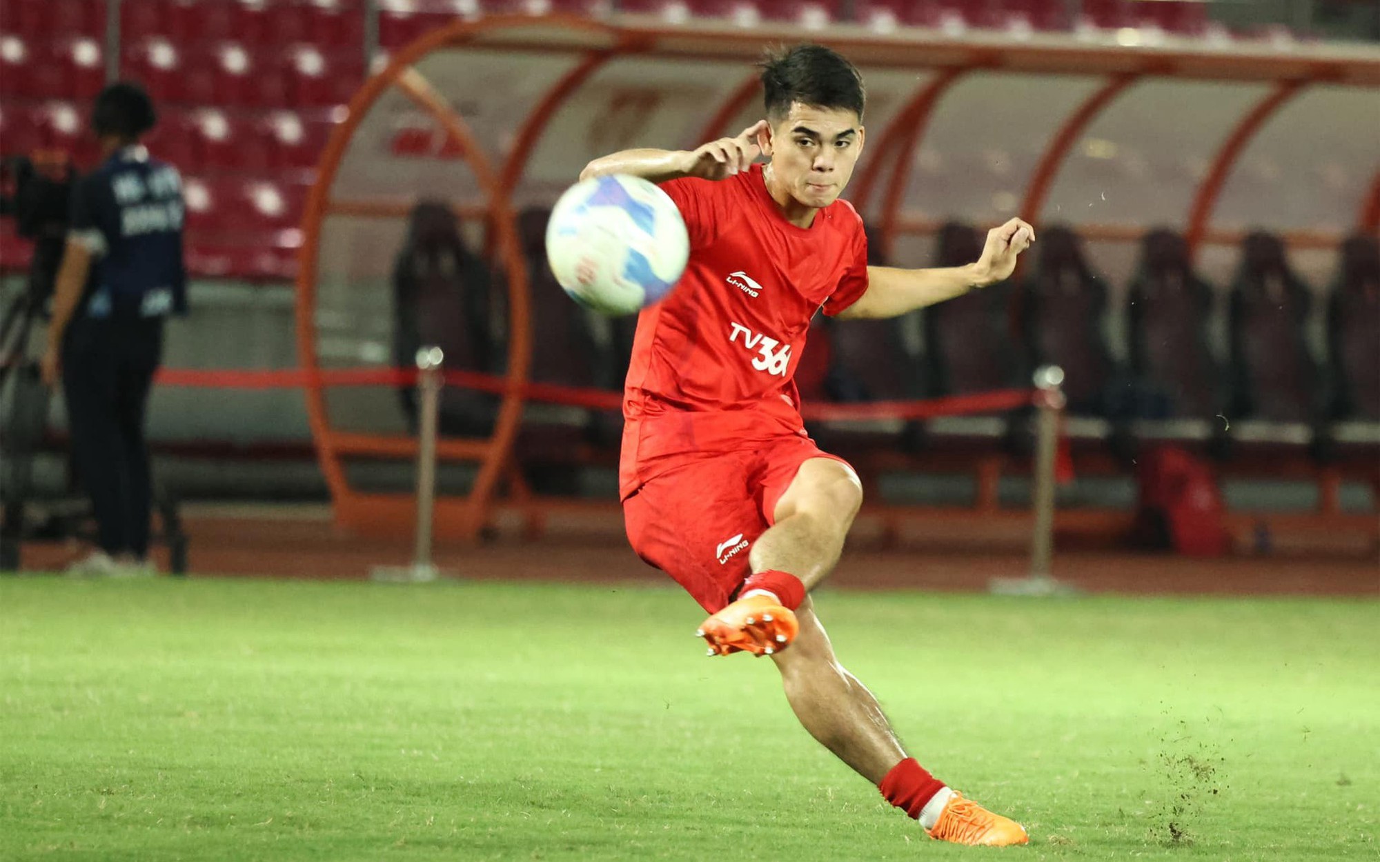 Tuyển Indonesia đối diện án phạt từ FIFA vì hành vi xấu xí của CĐV nhà - Ảnh 2.