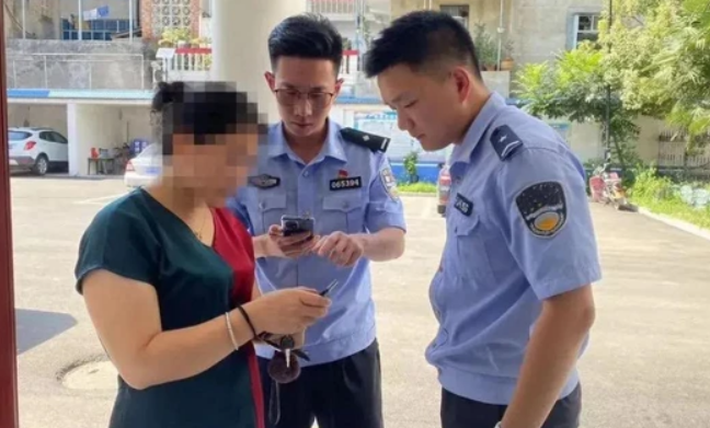 Từ chối phục vụ người phụ nữ 60 tuổi l&agrave;m thủ tục chuyển khoản hơn 107 triệu đồng, nữ nh&acirc;n vi&ecirc;n ng&acirc;n h&agrave;ng được cảnh s&aacute;t khen thưởng- Ảnh 1.