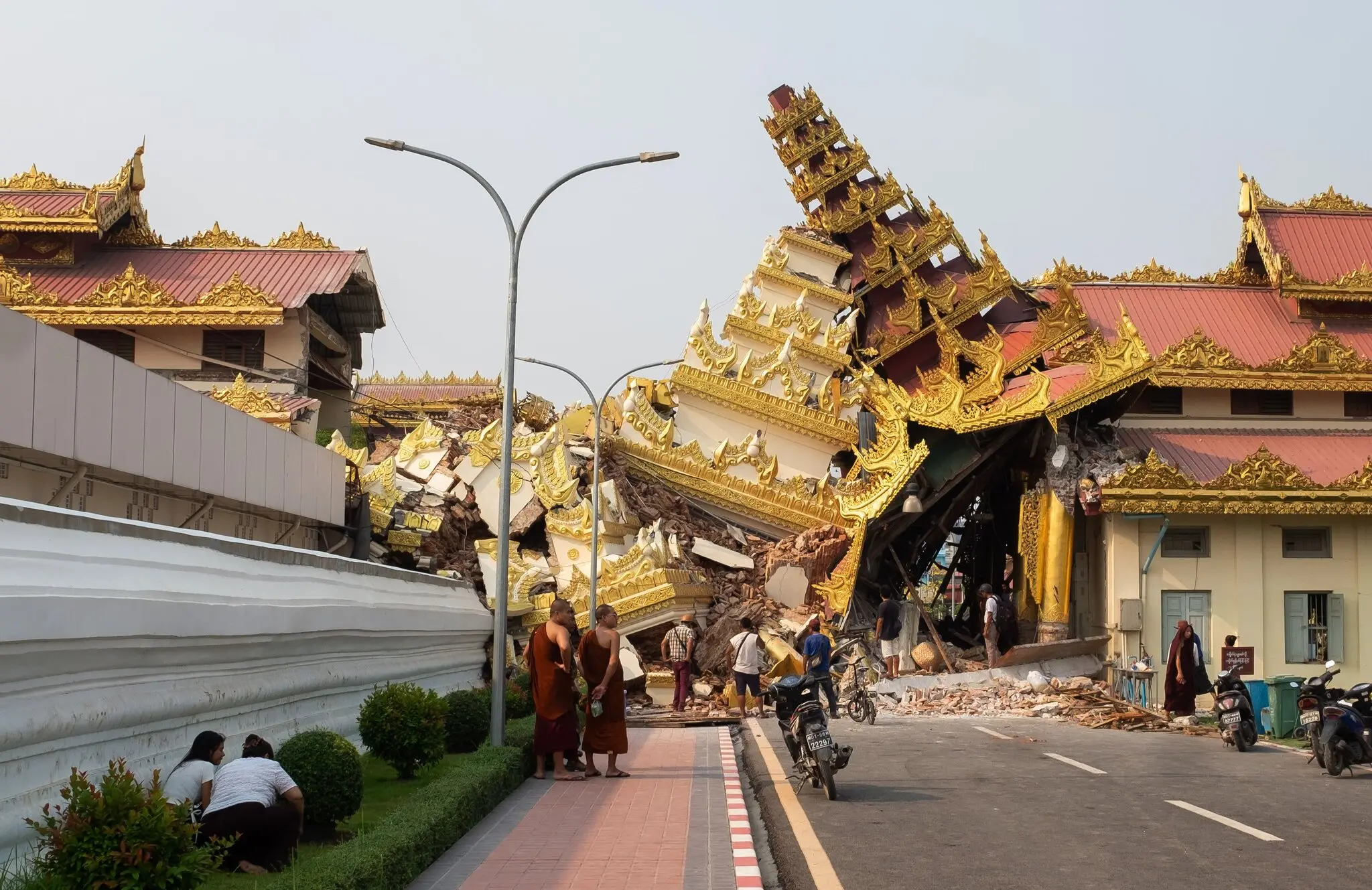 Động đất Myanmar: Số người chết tăng đột biến, nhiều người chờ đợi cứu trợ trong tuyệt vọng - Ảnh 8. Động đất Myanmar: Số người chết tăng đột biến, nhiều người chờ đợi cứu trợ trong tuyệt vọng - Ảnh 8.