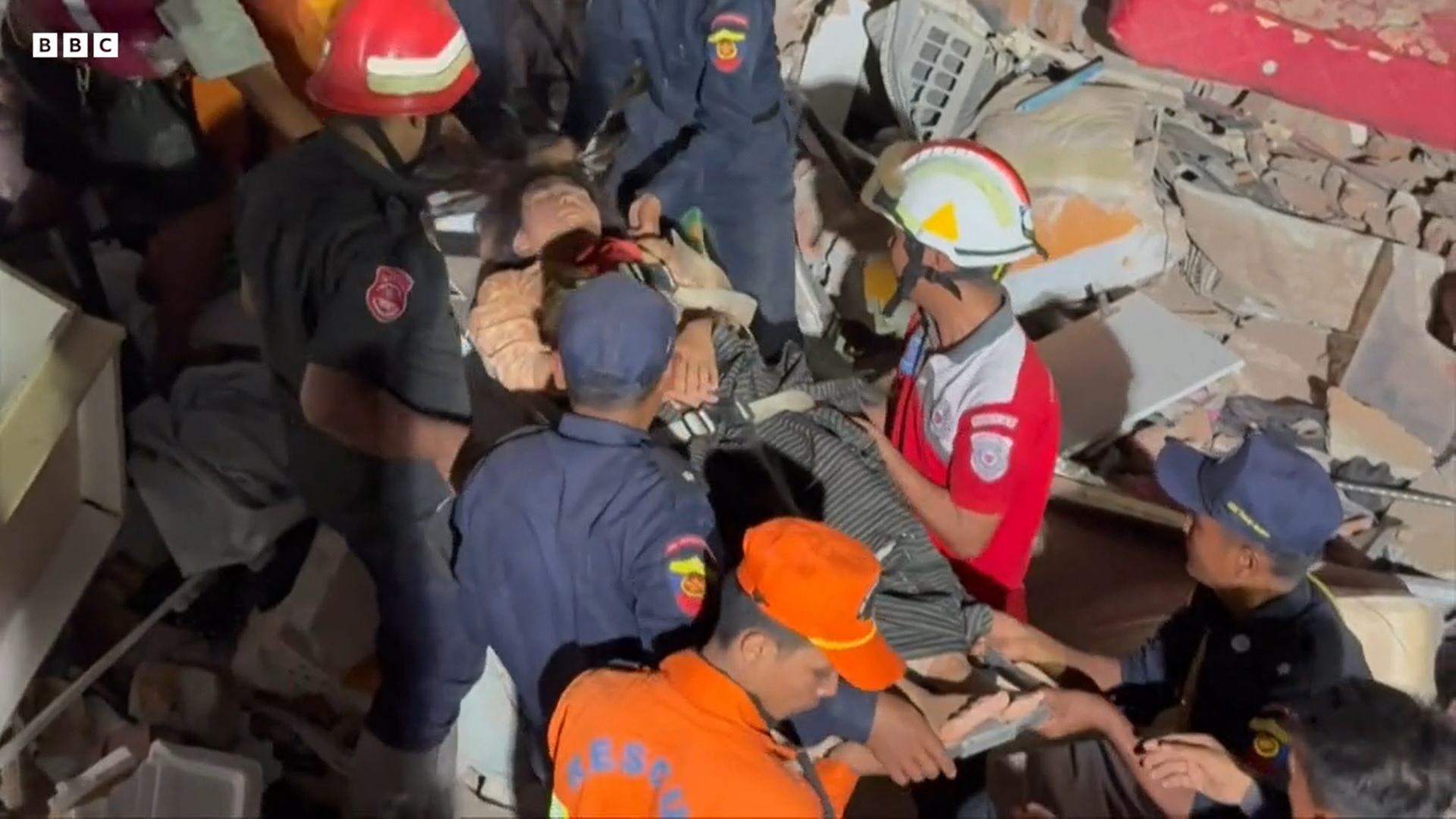 Động đất Myanmar: Người phụ nữ sống s&oacute;t trong đống đổ n&aacute;t sau 30 giờ - Ảnh 1.