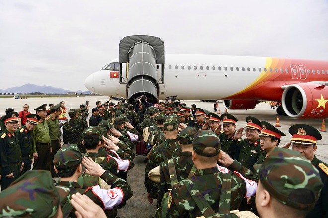 2 chuyến bay của Vietjet đưa lực lượng cứu trợ động đất của Bộ Công an và Bộ Quốc Phòng sang Myanmar - Ảnh 3.