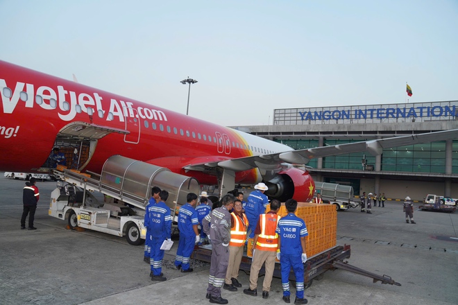 2 chuyến bay của Vietjet đưa lực lượng cứu trợ động đất của Bộ Công an và Bộ Quốc Phòng sang Myanmar - Ảnh 4.