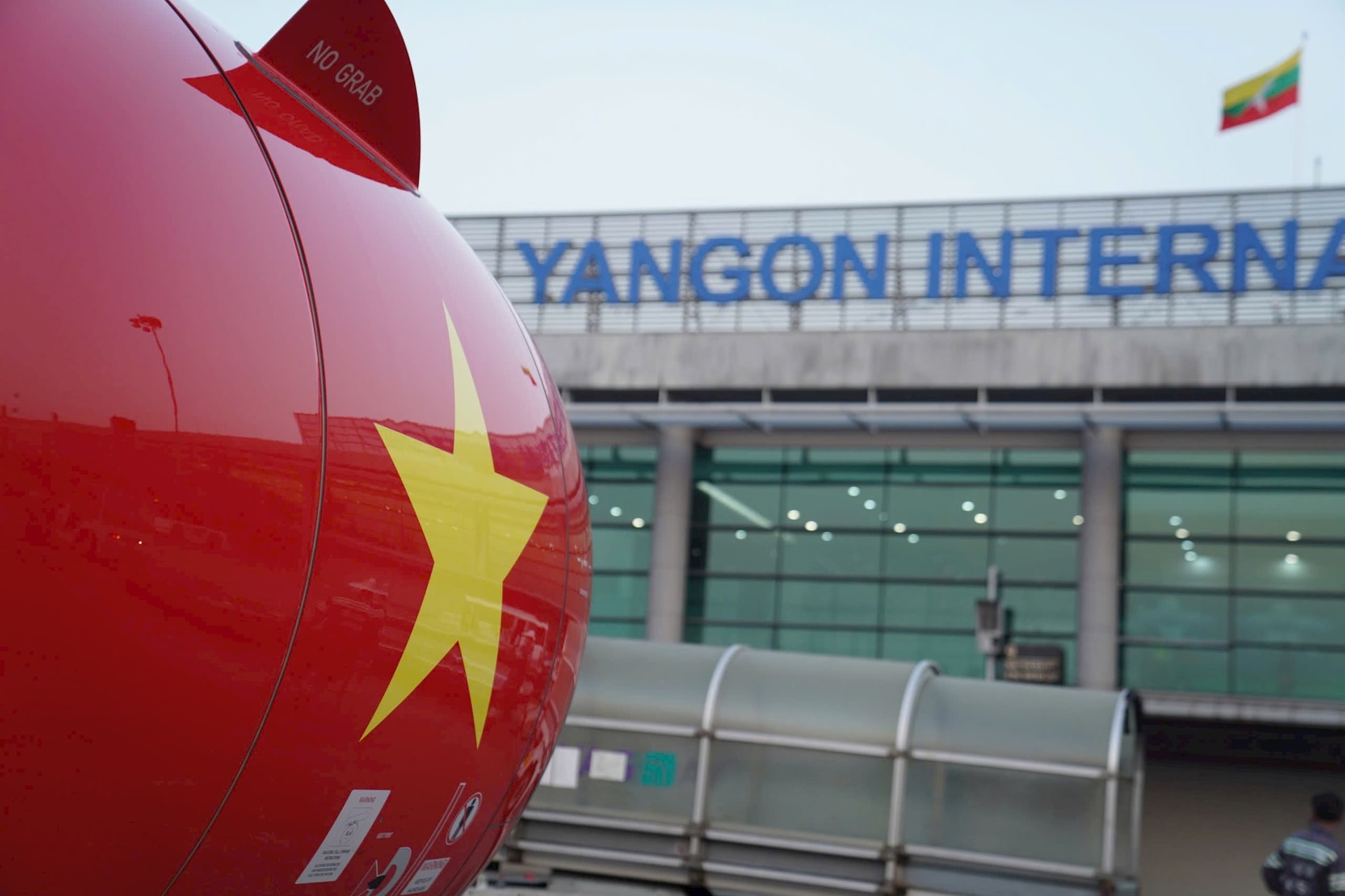 2 chuyến bay của Vietjet đưa lực lượng cứu trợ động đất của Bộ Công an và Bộ Quốc Phòng sang Myanmar - Ảnh 1.