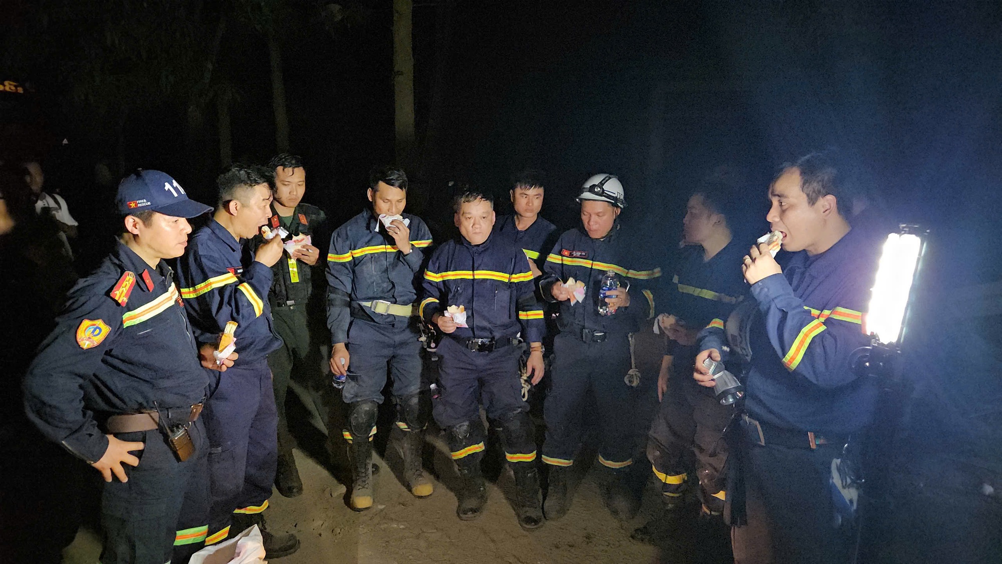 Đoàn cứu hộ Việt Nam tìm thấy nạn nhân đầu tiên trong vụ động đất tại Myanmar- Ảnh 2.