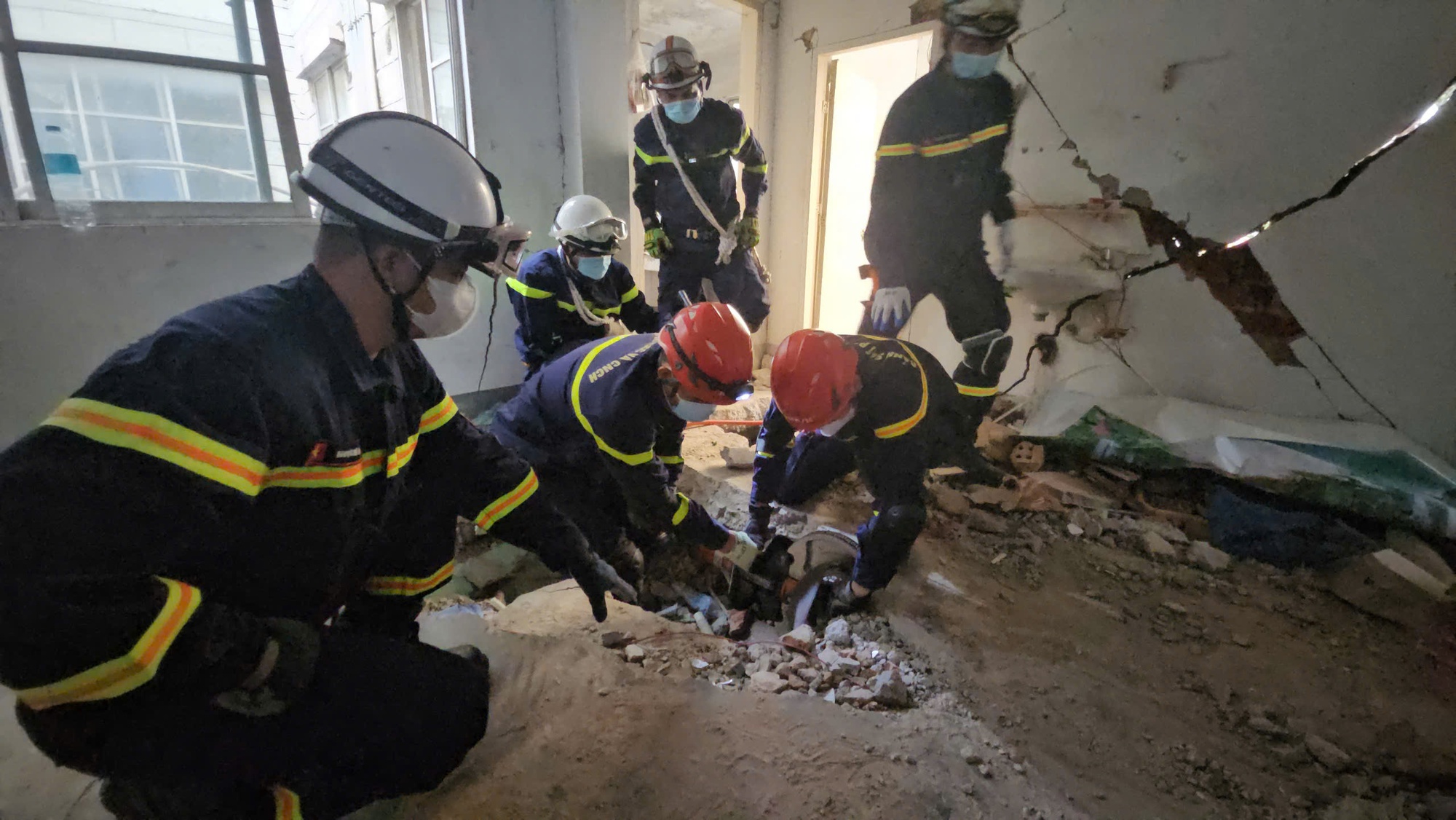 Đoàn cứu hộ Việt Nam tìm thấy nạn nhân đầu tiên trong vụ động đất tại Myanmar- Ảnh 1.