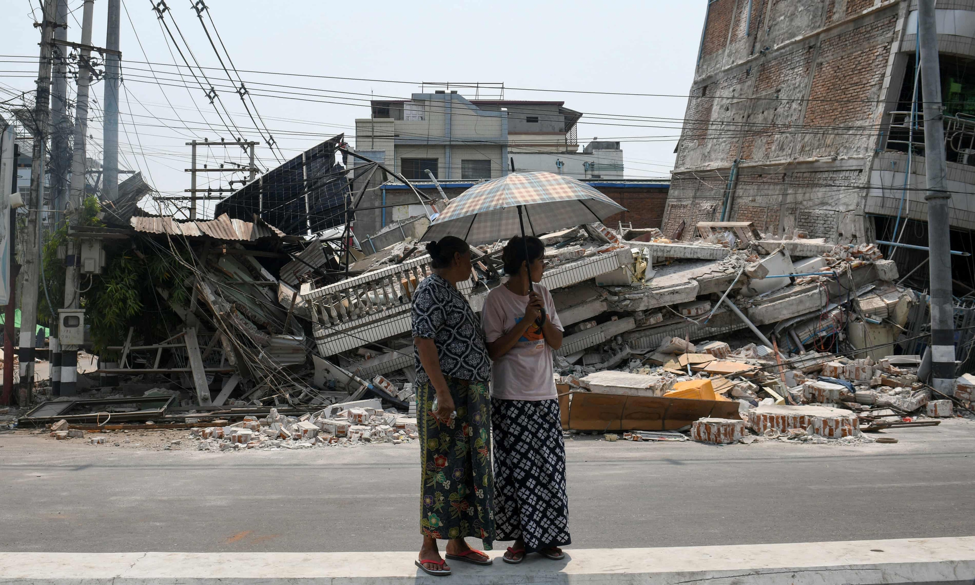 Tử khí bao trùm khắp đống đổ nát sau động đất Myanmar, nhân viên cứu hộ kể lại những chi tiết đau lòng- Ảnh 2. Tử khí bao trùm khắp đống đổ nát sau động đất Myanmar, nhân viên cứu hộ kể lại những chi tiết đau lòng- Ảnh 2.