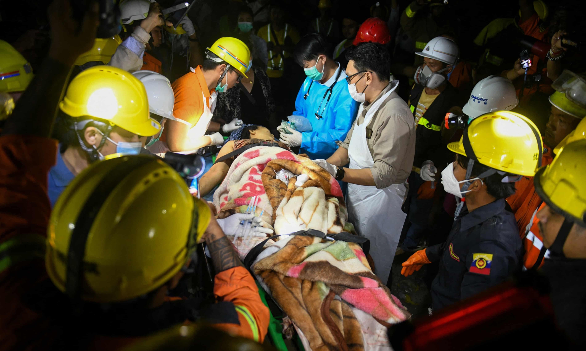 Tử khí bao trùm khắp đống đổ nát sau động đất Myanmar, nhân viên cứu hộ kể lại những chi tiết đau lòng- Ảnh 3. Tử khí bao trùm khắp đống đổ nát sau động đất Myanmar, nhân viên cứu hộ kể lại những chi tiết đau lòng- Ảnh 3.