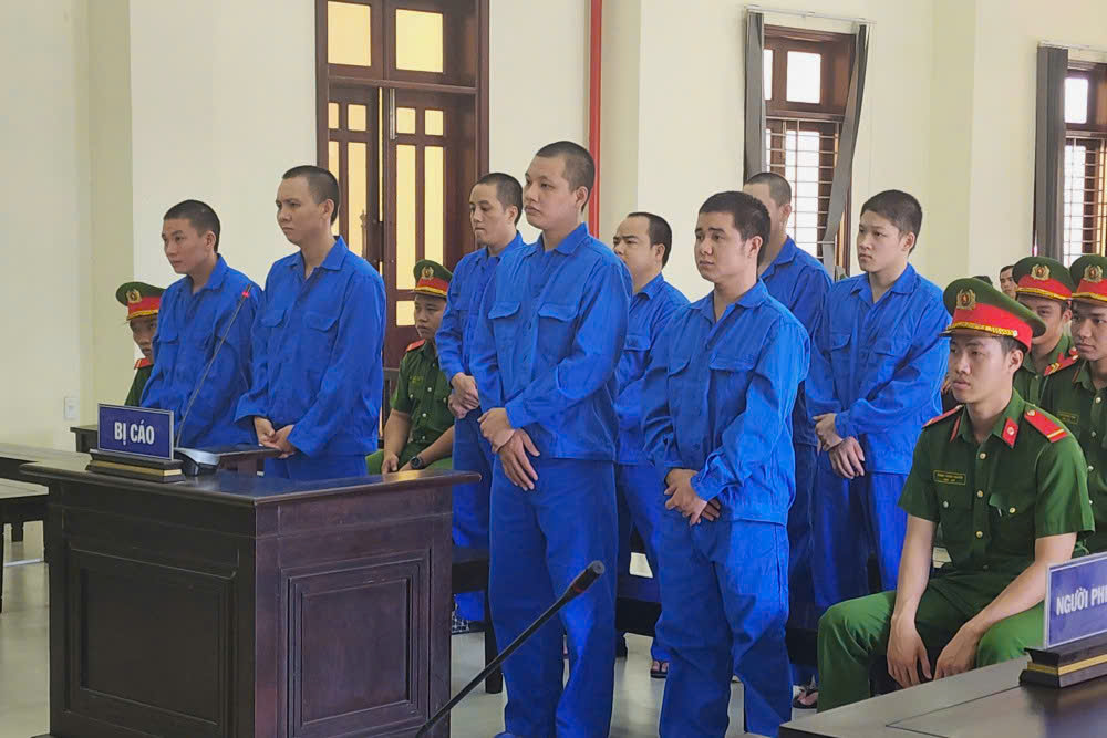 Băng cướp roi điện tấn c&ocirc;ng người đi đường g&acirc;y x&ocirc;n xao dư luận - Ảnh 1.