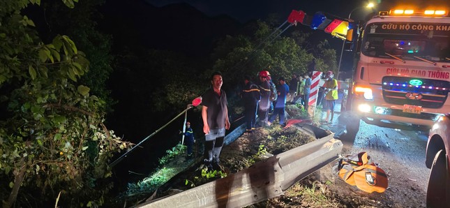 Tạm giữ tài xế xe khách lao xuống vực ở đèo Bảo Lộc - Ảnh 1.