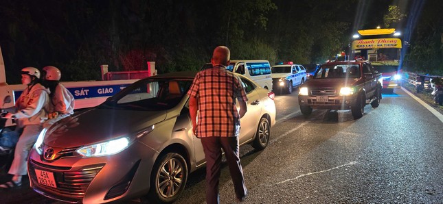 Tạm giữ tài xế xe khách lao xuống vực ở đèo Bảo Lộc - Ảnh 2.