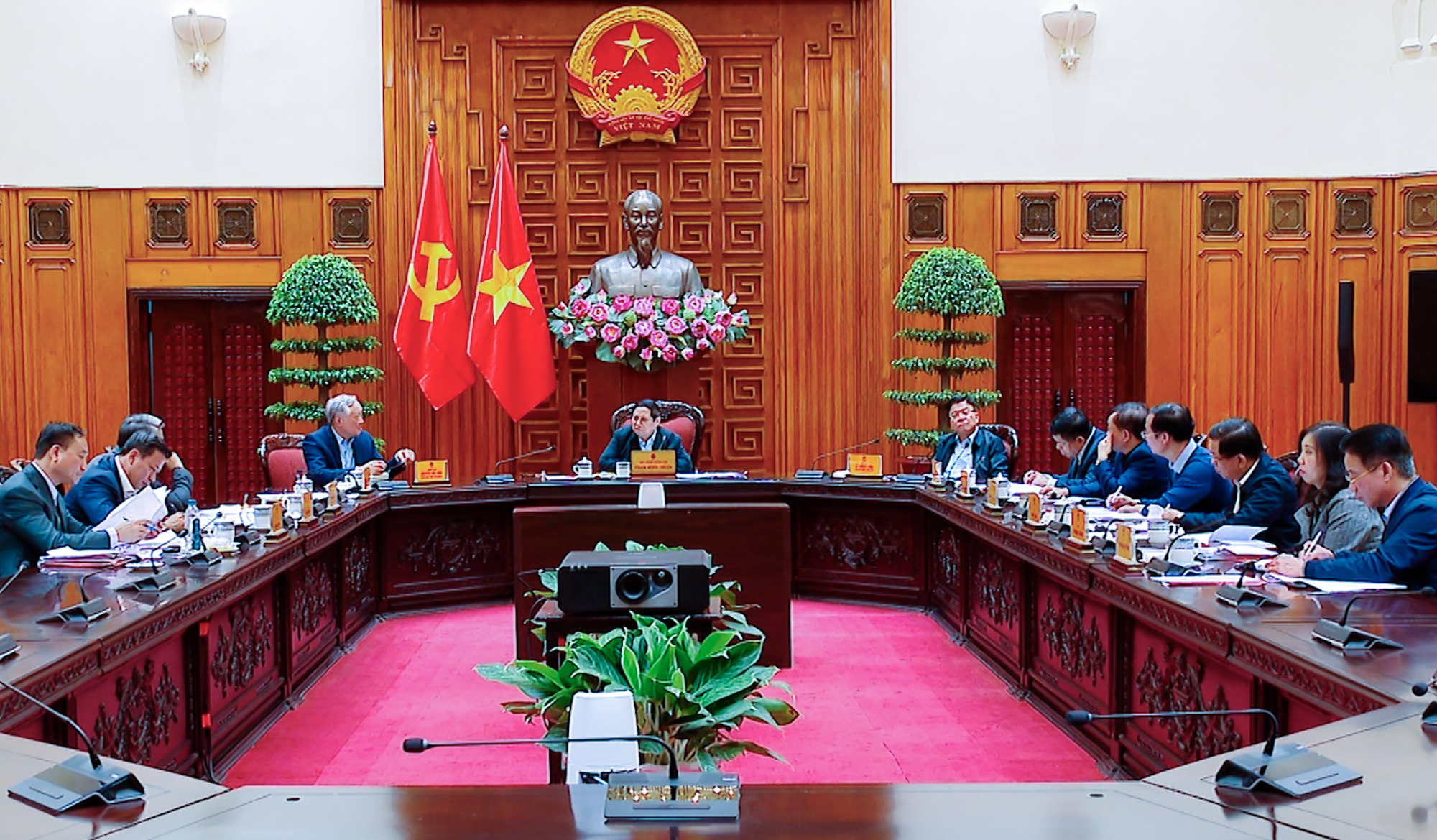 Thủ tướng chủ tr&igrave; cuộc họp về ch&iacute;nh s&aacute;ch thị thực v&agrave; quốc tịch Việt Nam - Ảnh 2.