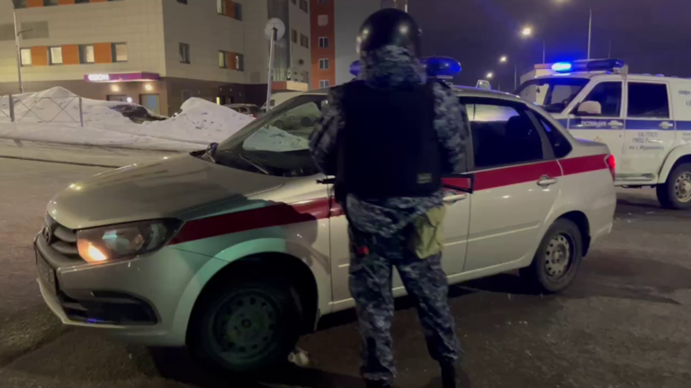 Đặc nhiệm Nga x&ocirc;ng l&ecirc;n s&acirc;n thượng, "v&ocirc; hiệu h&oacute;a" kẻ xả s&uacute;ng - Ảnh 1.