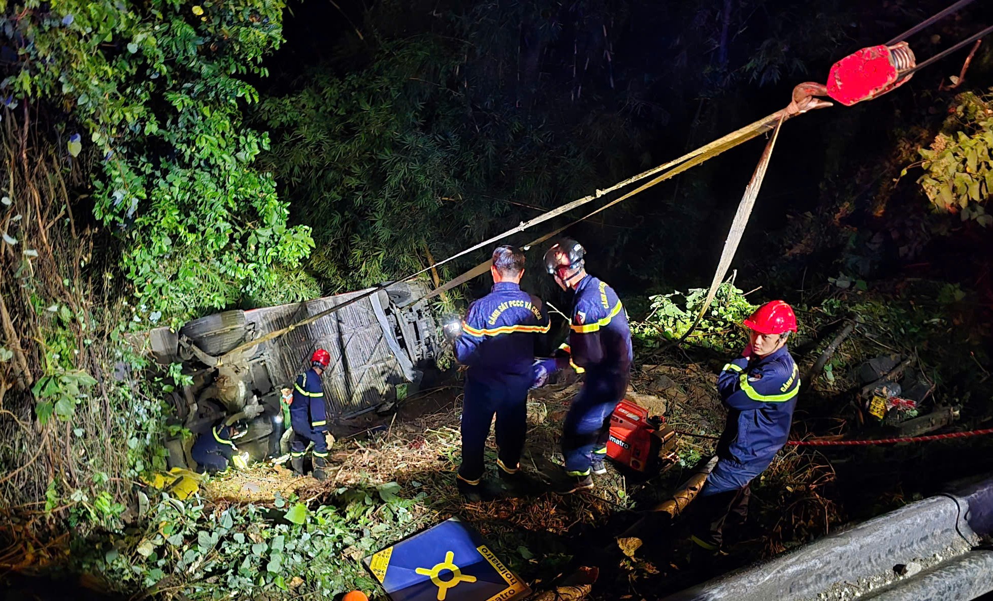 Điều tra nguyên nhân xe khách rơi đèo Bảo Lộc - Ảnh 1. Điều tra nguyên nhân xe khách rơi đèo Bảo Lộc - Ảnh 1.