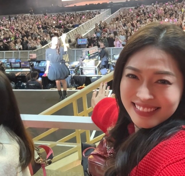 Bức ảnh chụp chung Jisoo (BlackPink) của Á hậu Phương Nga- Ảnh 3. Bức ảnh chụp chung Jisoo (BlackPink) của Á hậu Phương Nga- Ảnh 3.