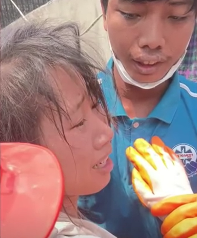 B&eacute; g&aacute;i mắc kẹt trong kh&aacute;ch sạn đổ sập ở Myanmar sống s&oacute;t thần kỳ sau 50 tiếng nhờ 1 thứ trong ph&ograve;ng- Ảnh 1.