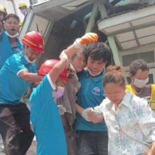 B&eacute; g&aacute;i mắc kẹt trong kh&aacute;ch sạn đổ sập ở Myanmar sống s&oacute;t thần kỳ sau 50 tiếng nhờ 1 thứ trong ph&ograve;ng- Ảnh 2.