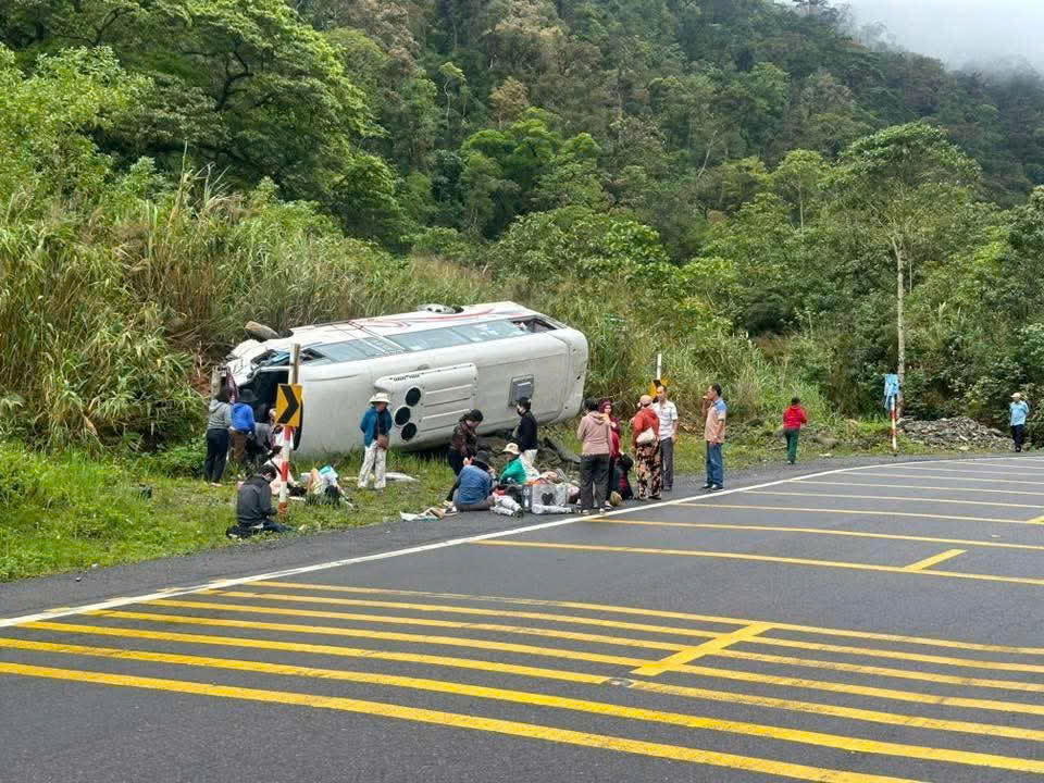 CLIP: Lật xe khách trên đèo Khánh Lê, 6 người bị thương- Ảnh 2.
