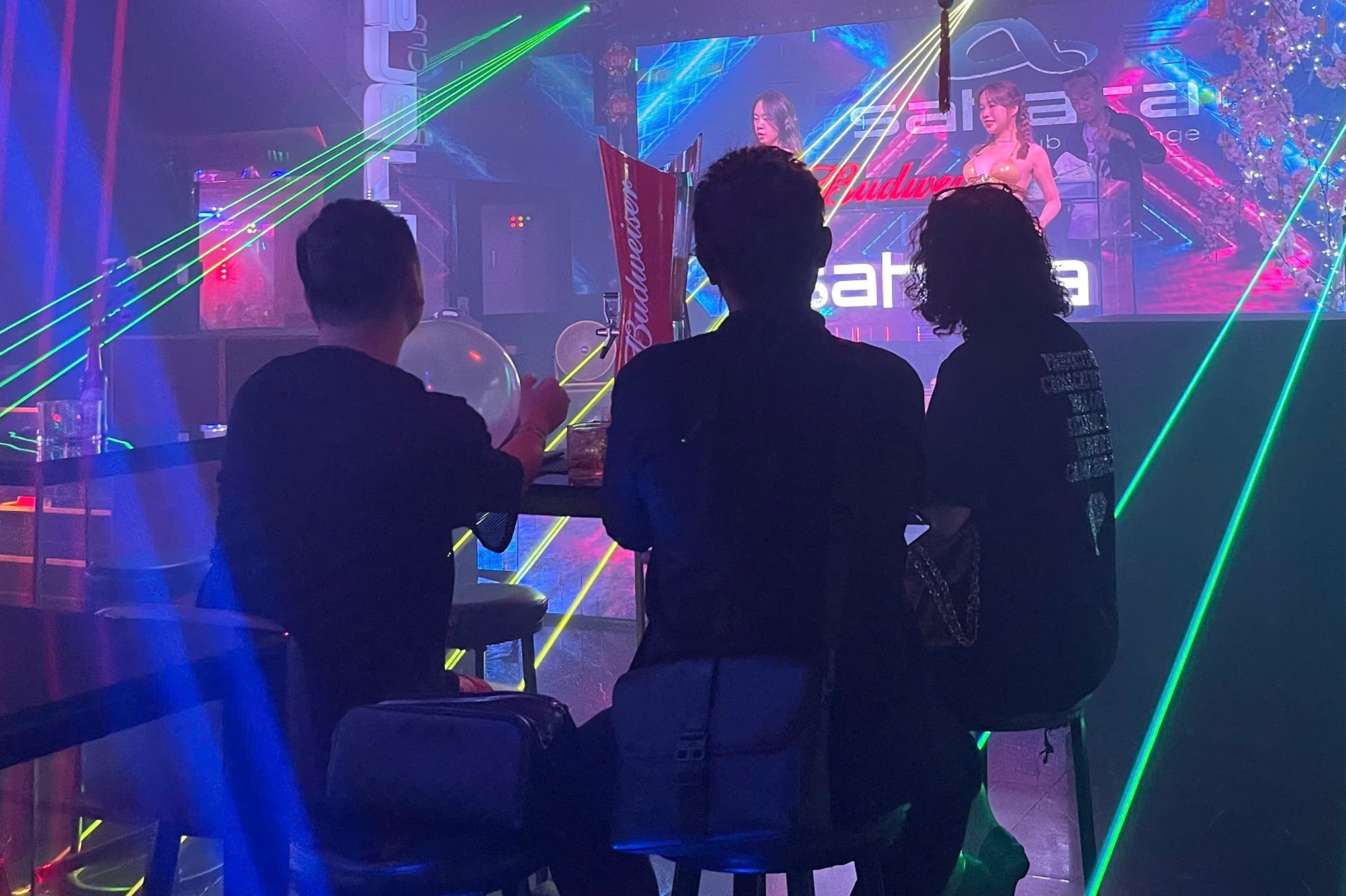 Giới trẻ "say" bóng cười- Ảnh 1. Giới trẻ "say" bóng cười- Ảnh 1.