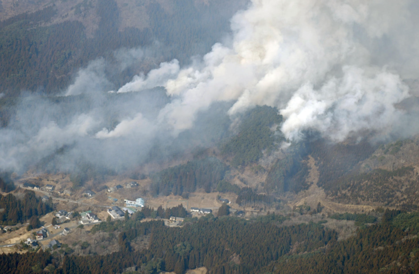 Đám cháy rừng tồi tệ nhất trong nửa thế kỷ ở Nhật Bản lan rộng- Ảnh 2. Đám cháy rừng tồi tệ nhất trong nửa thế kỷ ở Nhật Bản lan rộng- Ảnh 2.