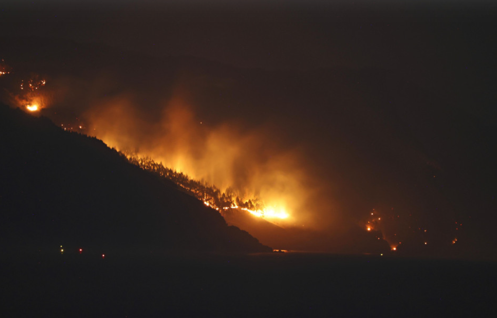 Đám cháy rừng tồi tệ nhất trong nửa thế kỷ ở Nhật Bản lan rộng- Ảnh 1. Đám cháy rừng tồi tệ nhất trong nửa thế kỷ ở Nhật Bản lan rộng- Ảnh 1.