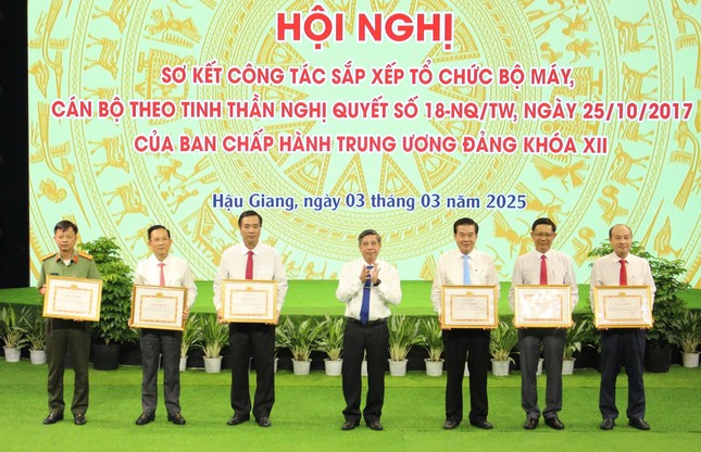 Sau tinh gọn bộ máy , Hậu Giang giảm hàng chục cơ quan cấp tỉnh - Ảnh 1.