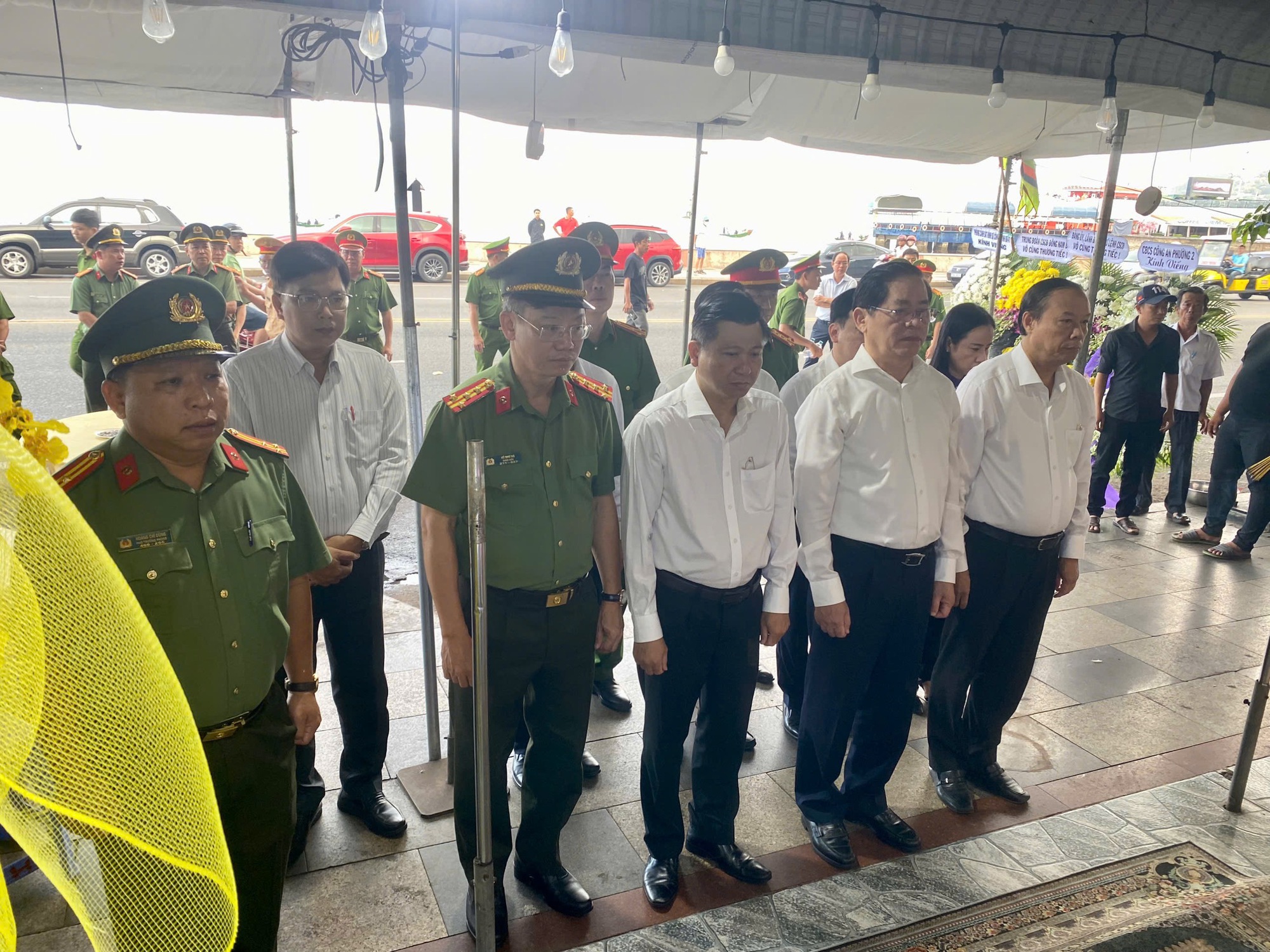 Thăng cấp bậc hàm cho chiến sĩ cảnh sát cơ động hy sinh khi khống chế đối tượng nguy hiểm- Ảnh 2. Thăng cấp bậc hàm cho chiến sĩ cảnh sát cơ động hy sinh khi khống chế đối tượng nguy hiểm- Ảnh 2.