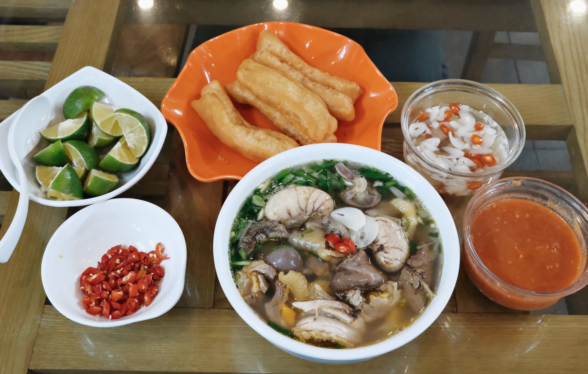 Cận cảnh tô phở gà 200.000 đồng đắt bậc nhất Hà Nội, ăn một bát có bằng "chén" cả con như lời đồn? - Ảnh 6. Cận cảnh tô phở gà 200.000 đồng đắt bậc nhất Hà Nội, ăn một bát có bằng "chén" cả con như lời đồn? - Ảnh 6.