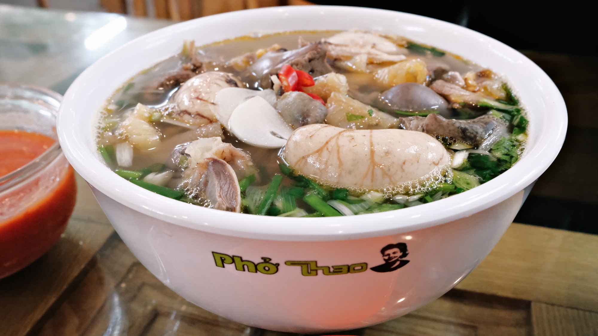 Cận cảnh tô phở gà 200.000 đồng đắt bậc nhất Hà Nội, ăn một bát có bằng "chén" cả con như lời đồn? - Ảnh 8. Cận cảnh tô phở gà 200.000 đồng đắt bậc nhất Hà Nội, ăn một bát có bằng "chén" cả con như lời đồn? - Ảnh 8.