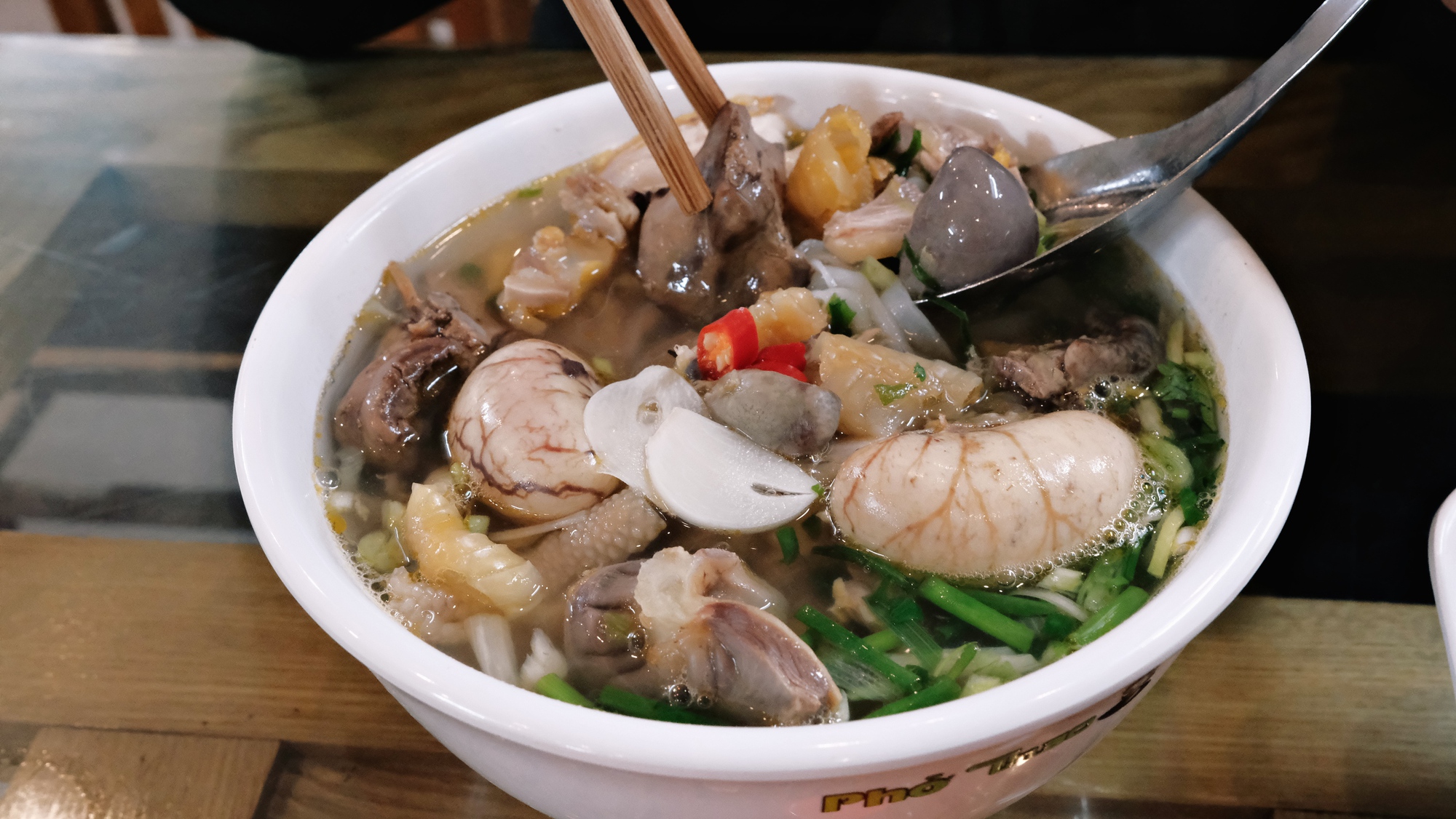 Cận cảnh tô phở gà 200.000 đồng đắt bậc nhất Hà Nội, ăn một bát có bằng "chén" cả con như lời đồn? - Ảnh 9. Cận cảnh tô phở gà 200.000 đồng đắt bậc nhất Hà Nội, ăn một bát có bằng "chén" cả con như lời đồn? - Ảnh 9.