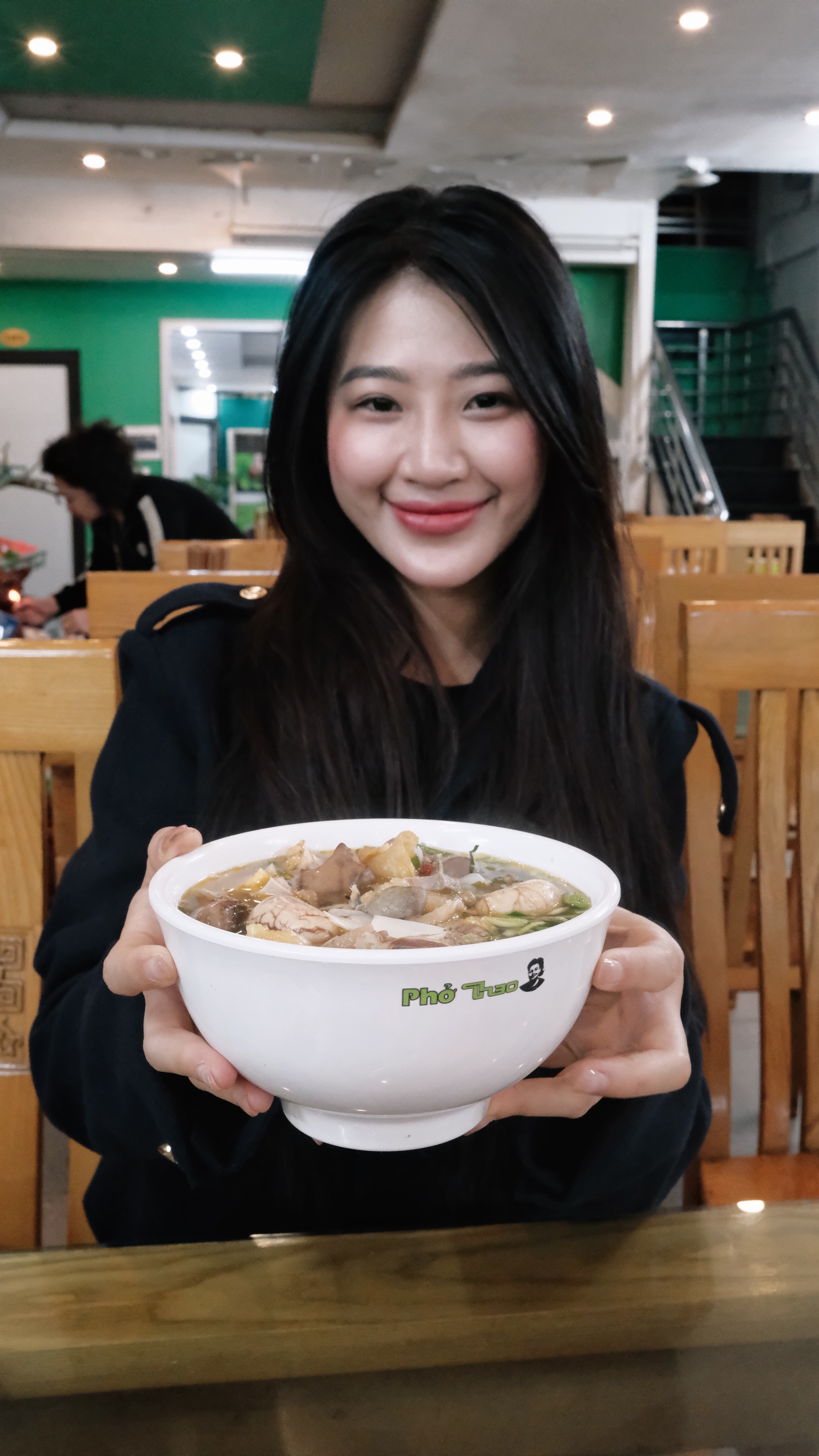 Cận cảnh tô phở gà 200.000 đồng đắt bậc nhất Hà Nội, ăn một bát có bằng "chén" cả con như lời đồn? - Ảnh 7. Cận cảnh tô phở gà 200.000 đồng đắt bậc nhất Hà Nội, ăn một bát có bằng "chén" cả con như lời đồn? - Ảnh 7.