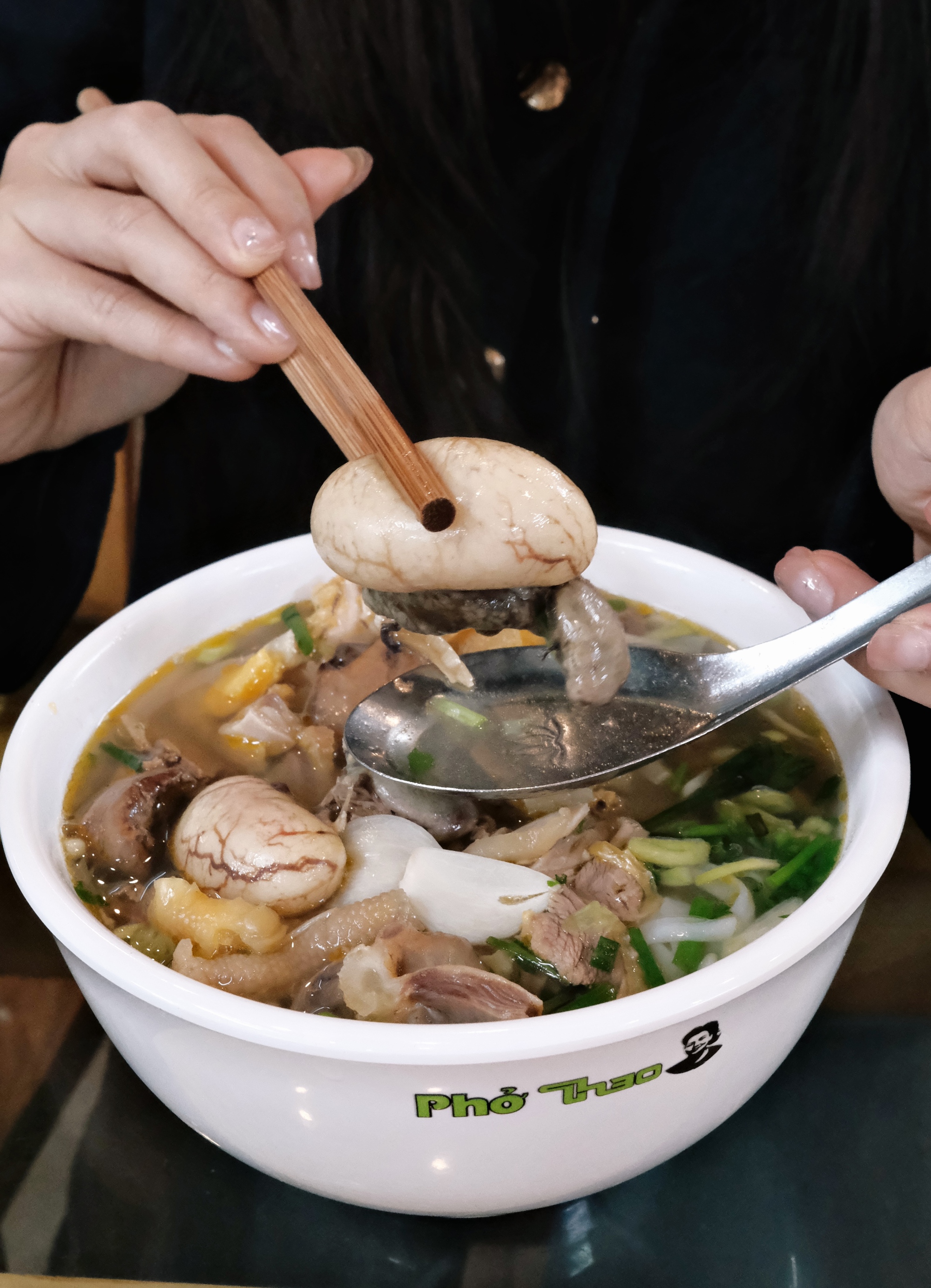Cận cảnh tô phở gà 200.000 đồng đắt bậc nhất Hà Nội, ăn một bát có bằng "chén" cả con như lời đồn? - Ảnh 10. Cận cảnh tô phở gà 200.000 đồng đắt bậc nhất Hà Nội, ăn một bát có bằng "chén" cả con như lời đồn? - Ảnh 10.