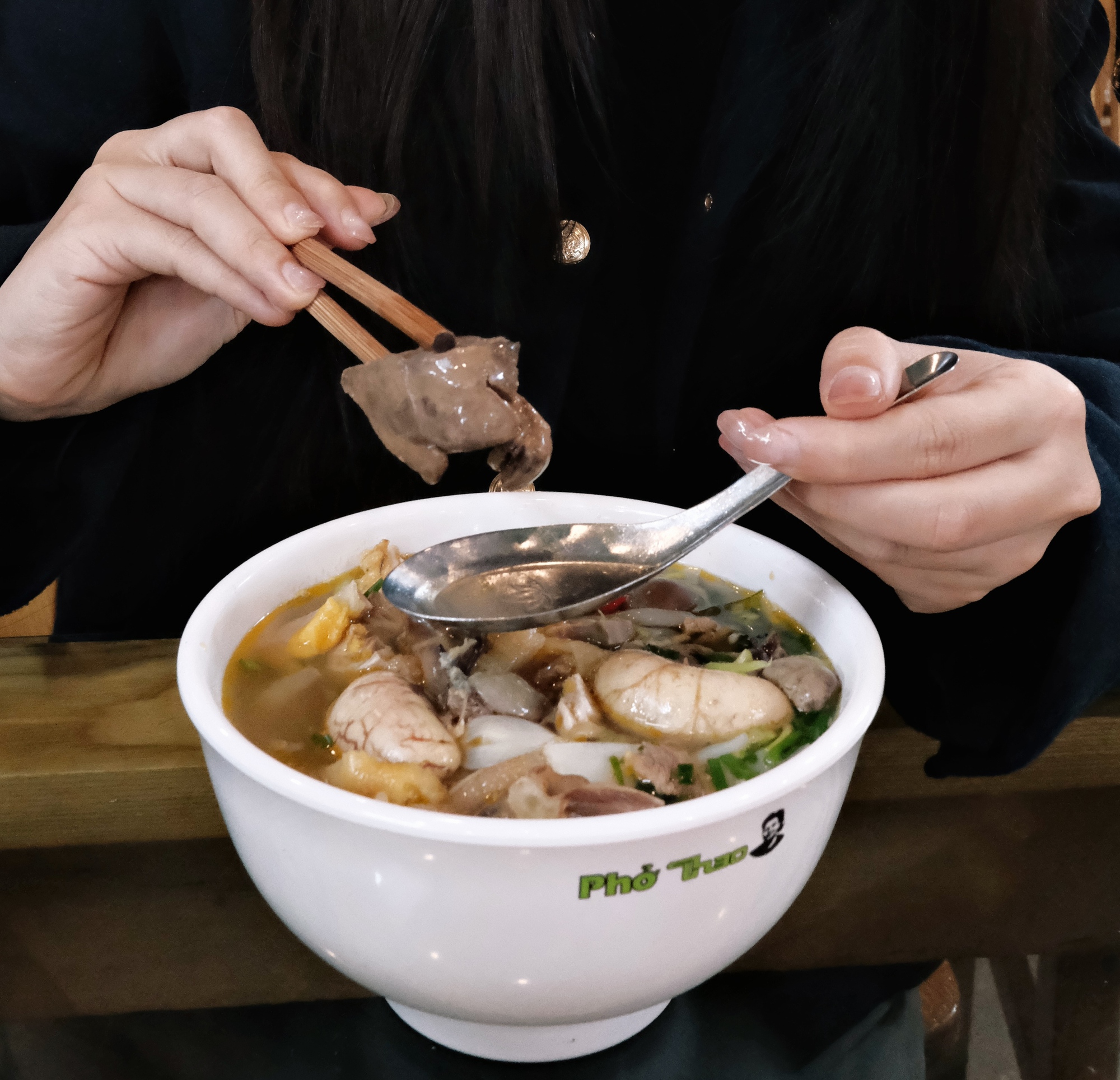Cận cảnh tô phở gà 200.000 đồng đắt bậc nhất Hà Nội, ăn một bát có bằng "chén" cả con như lời đồn? - Ảnh 11. Cận cảnh tô phở gà 200.000 đồng đắt bậc nhất Hà Nội, ăn một bát có bằng "chén" cả con như lời đồn? - Ảnh 11.