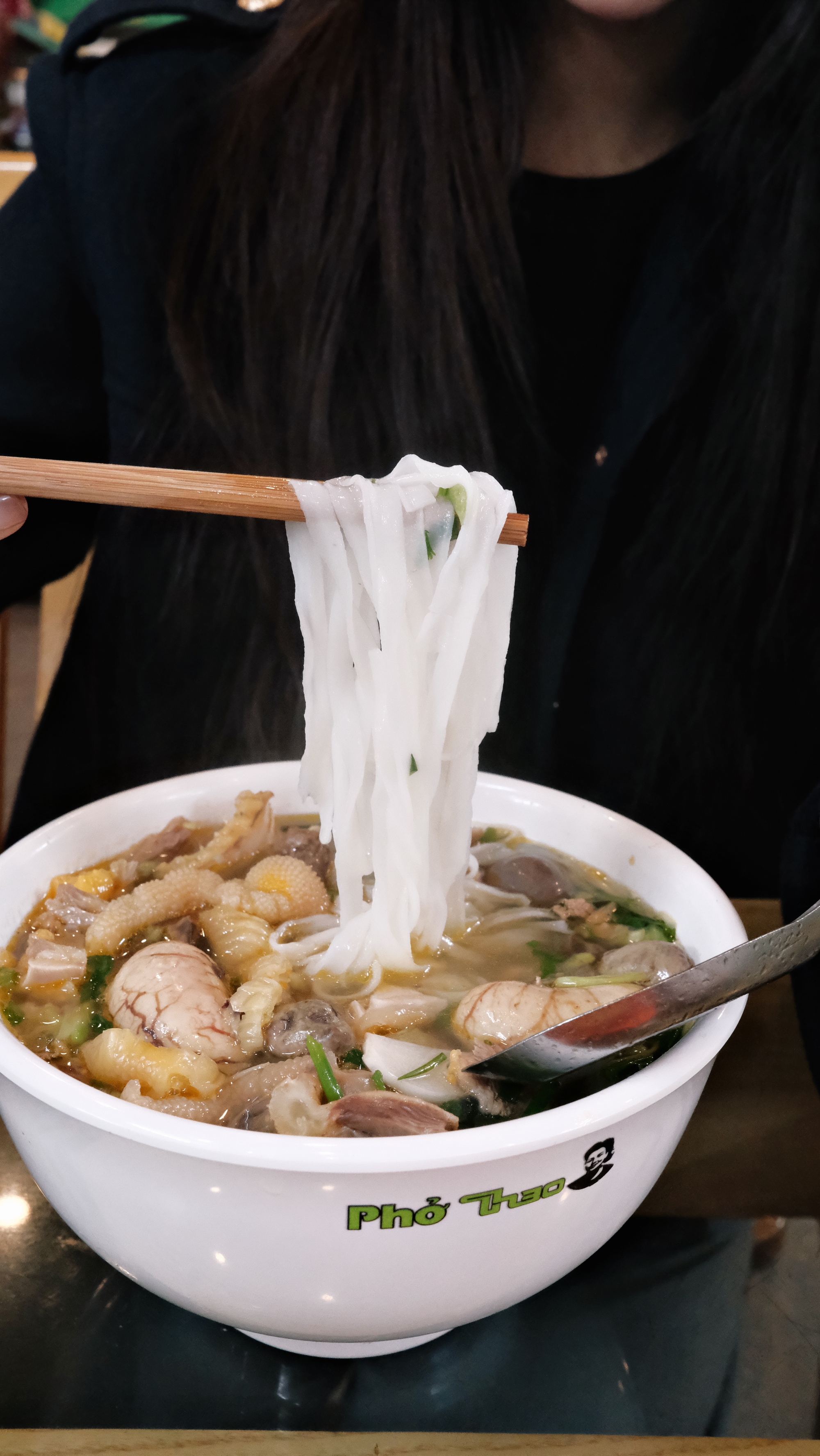 Cận cảnh tô phở gà 200.000 đồng đắt bậc nhất Hà Nội, ăn một bát có bằng "chén" cả con như lời đồn? - Ảnh 12. Cận cảnh tô phở gà 200.000 đồng đắt bậc nhất Hà Nội, ăn một bát có bằng "chén" cả con như lời đồn? - Ảnh 12.