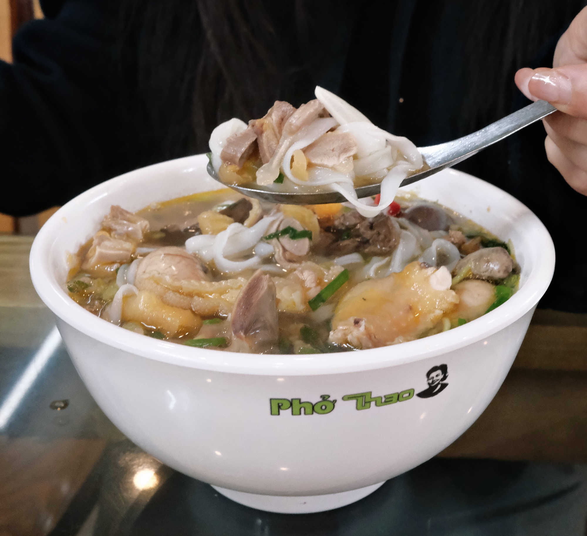 Cận cảnh tô phở gà 200.000 đồng đắt bậc nhất Hà Nội, ăn một bát có bằng "chén" cả con như lời đồn? - Ảnh 15. Cận cảnh tô phở gà 200.000 đồng đắt bậc nhất Hà Nội, ăn một bát có bằng "chén" cả con như lời đồn? - Ảnh 15.