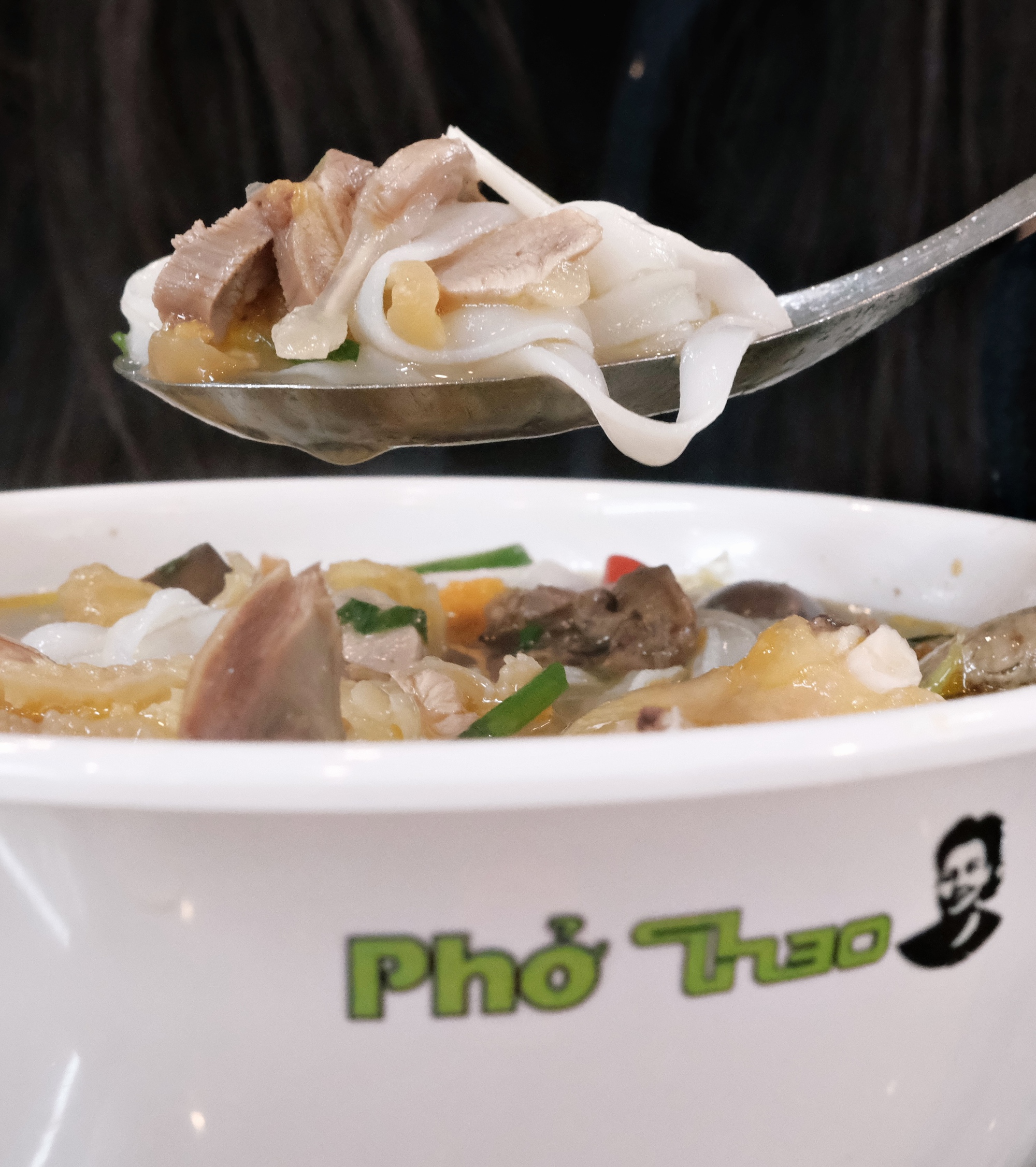 Cận cảnh tô phở gà 200.000 đồng đắt bậc nhất Hà Nội, ăn một bát có bằng "chén" cả con như lời đồn? - Ảnh 16. Cận cảnh tô phở gà 200.000 đồng đắt bậc nhất Hà Nội, ăn một bát có bằng "chén" cả con như lời đồn? - Ảnh 16.