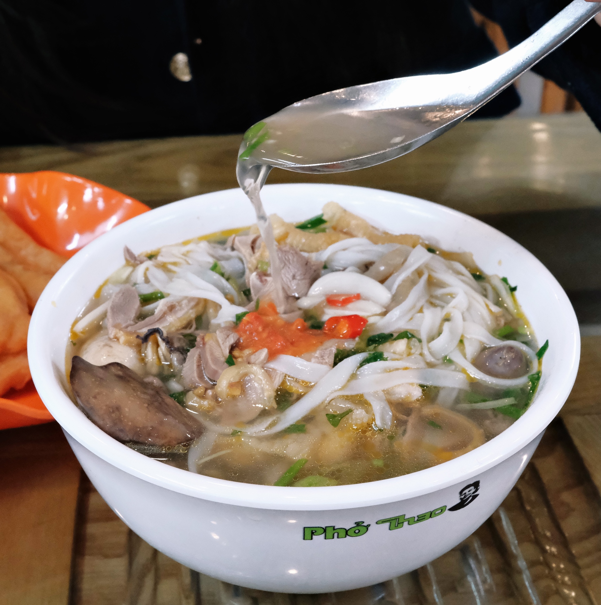 Cận cảnh tô phở gà 200.000 đồng đắt bậc nhất Hà Nội, ăn một bát có bằng "chén" cả con như lời đồn? - Ảnh 14. Cận cảnh tô phở gà 200.000 đồng đắt bậc nhất Hà Nội, ăn một bát có bằng "chén" cả con như lời đồn? - Ảnh 14.