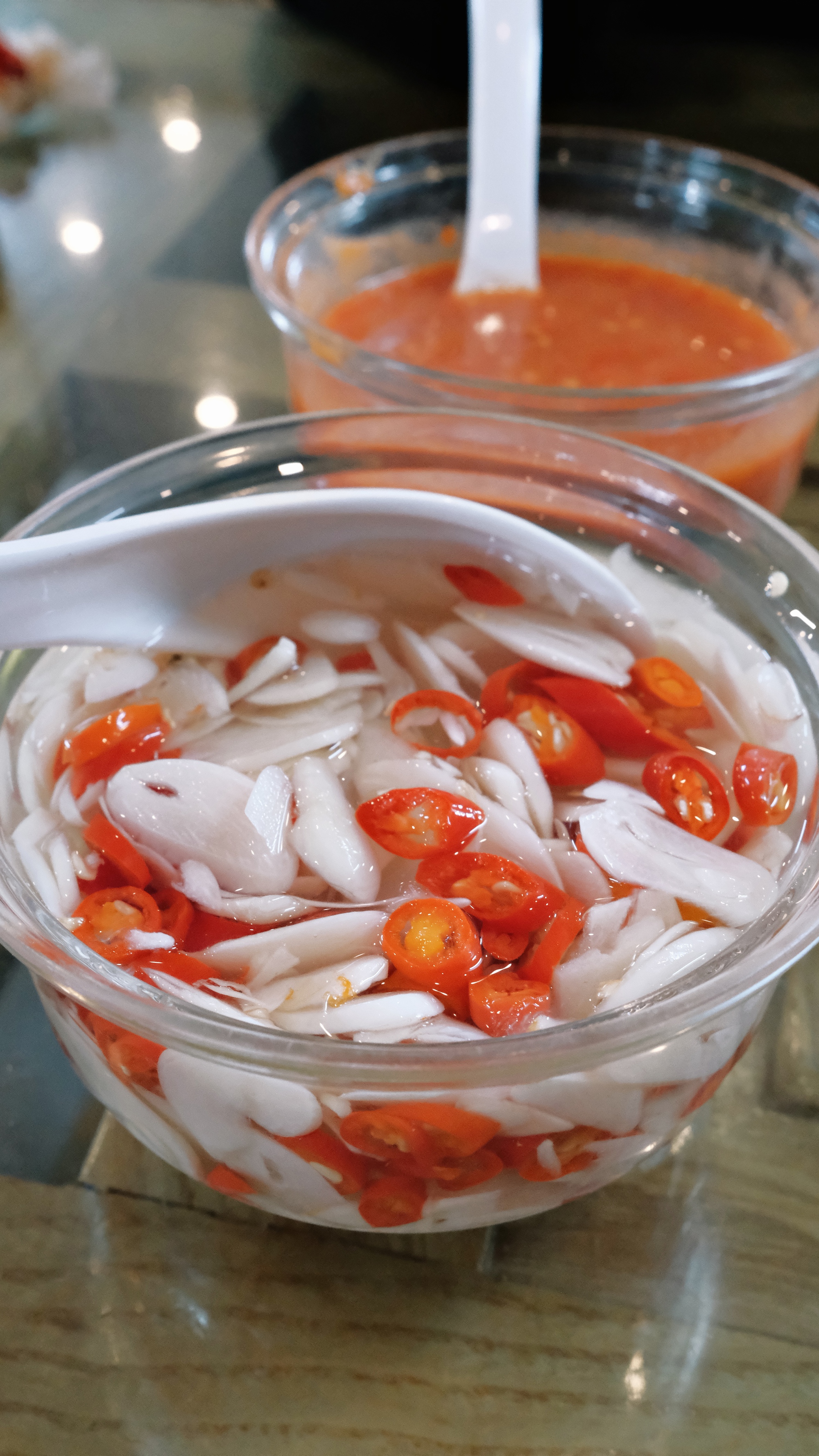 Cận cảnh tô phở gà 200.000 đồng đắt bậc nhất Hà Nội, ăn một bát có bằng "chén" cả con như lời đồn? - Ảnh 17. Cận cảnh tô phở gà 200.000 đồng đắt bậc nhất Hà Nội, ăn một bát có bằng "chén" cả con như lời đồn? - Ảnh 17.