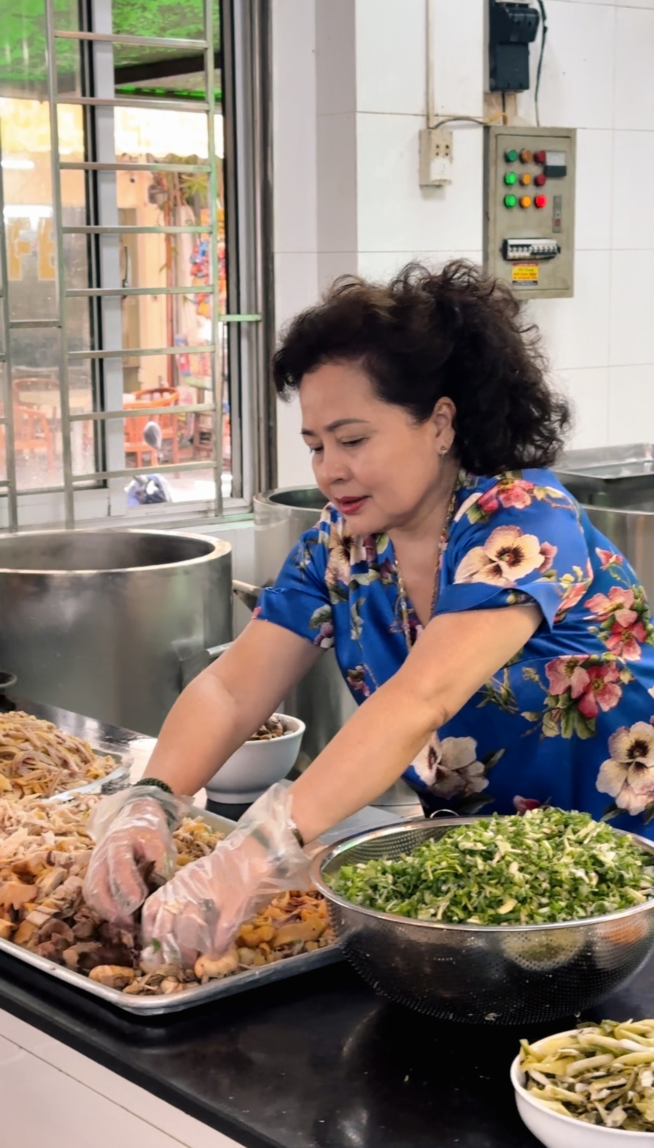 Cận cảnh tô phở gà 200.000 đồng đắt bậc nhất Hà Nội, ăn một bát có bằng "chén" cả con như lời đồn? - Ảnh 4. Cận cảnh tô phở gà 200.000 đồng đắt bậc nhất Hà Nội, ăn một bát có bằng "chén" cả con như lời đồn? - Ảnh 4.