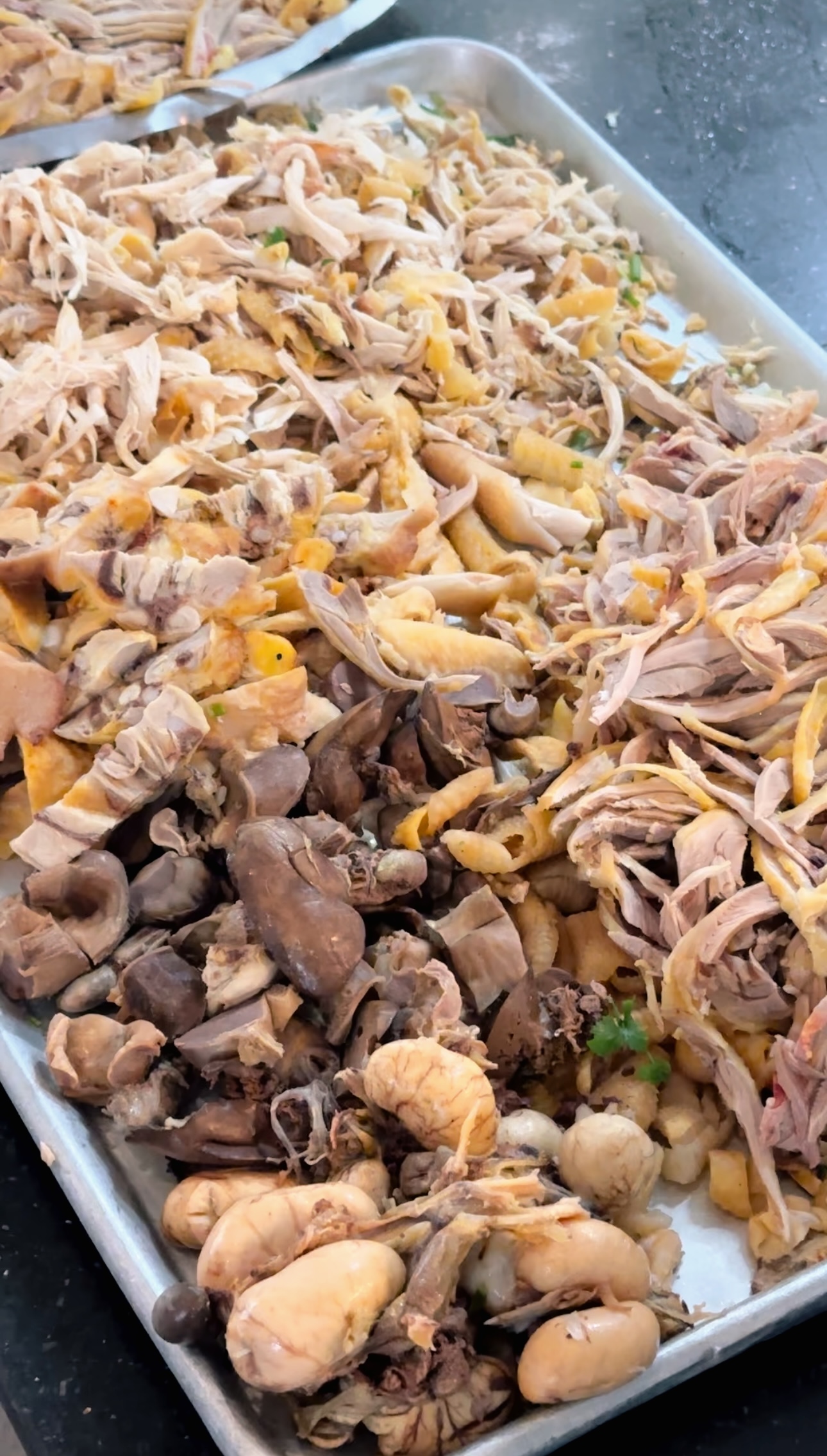 Cận cảnh tô phở gà 200.000 đồng đắt bậc nhất Hà Nội, ăn một bát có bằng "chén" cả con như lời đồn? - Ảnh 3. Cận cảnh tô phở gà 200.000 đồng đắt bậc nhất Hà Nội, ăn một bát có bằng "chén" cả con như lời đồn? - Ảnh 3.