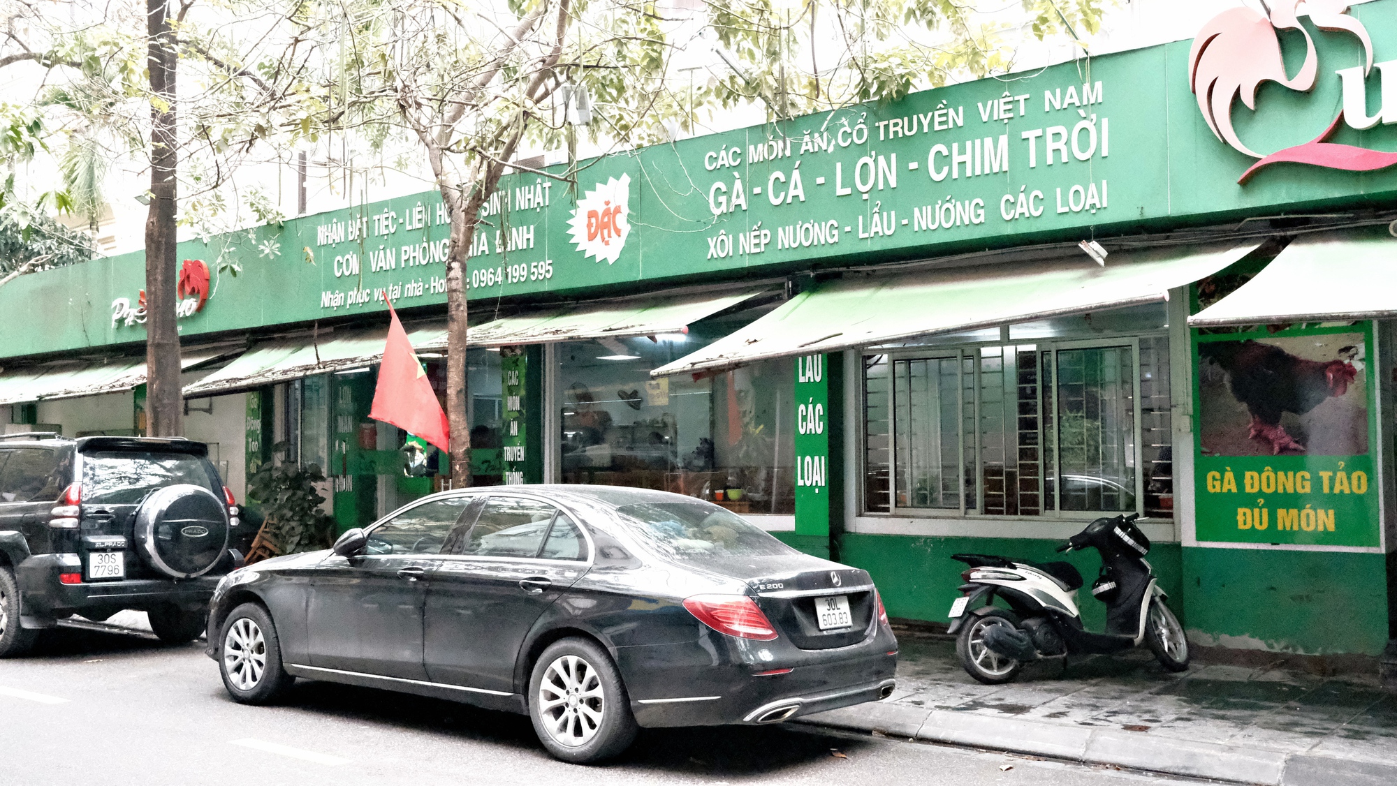 Cận cảnh tô phở gà 200.000 đồng đắt bậc nhất Hà Nội, ăn một bát có bằng "chén" cả con như lời đồn? - Ảnh 2. Cận cảnh tô phở gà 200.000 đồng đắt bậc nhất Hà Nội, ăn một bát có bằng "chén" cả con như lời đồn? - Ảnh 2.