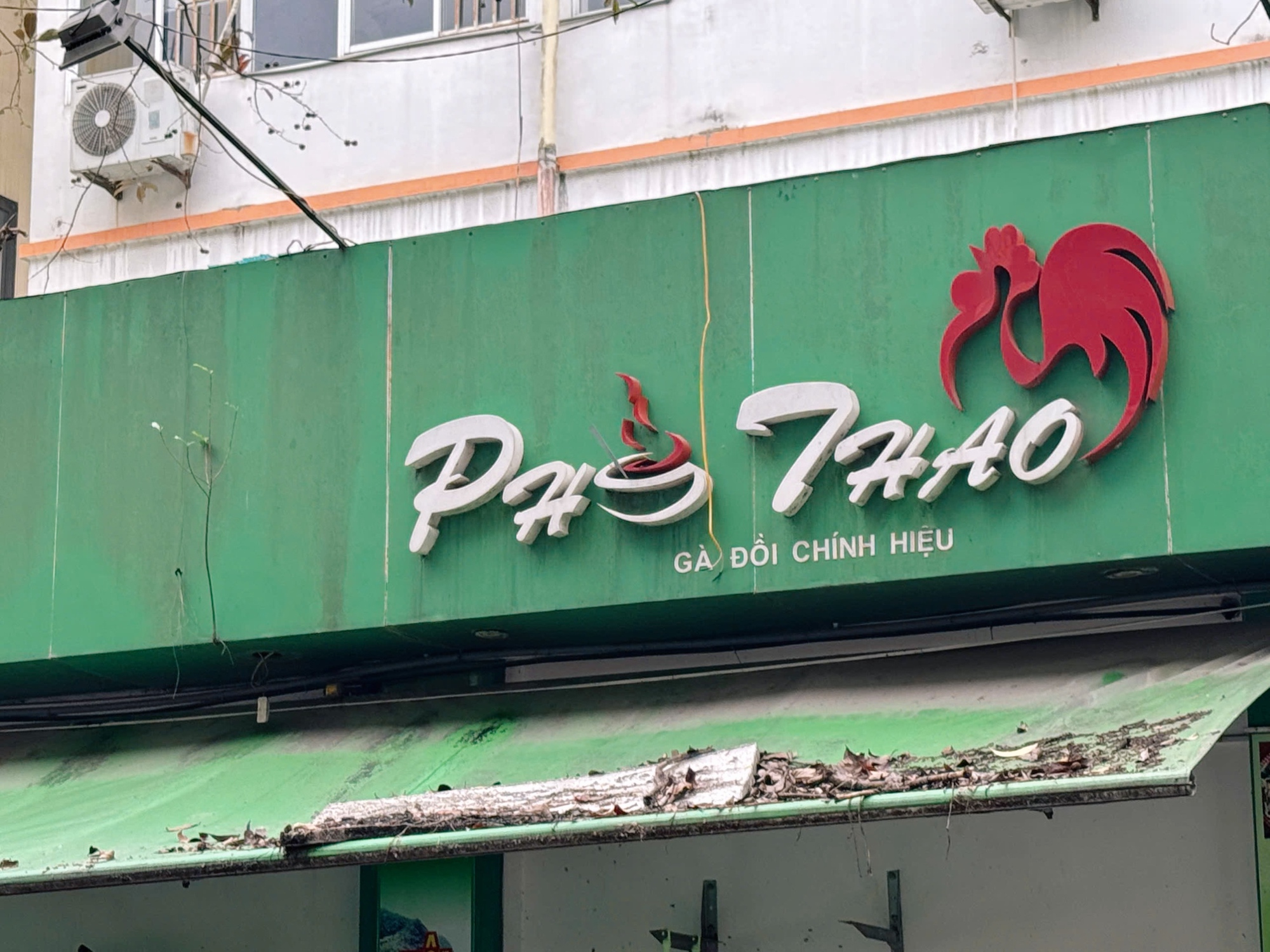 Cận cảnh tô phở gà 200.000 đồng đắt bậc nhất Hà Nội, ăn một bát có bằng "chén" cả con như lời đồn? - Ảnh 1. Cận cảnh tô phở gà 200.000 đồng đắt bậc nhất Hà Nội, ăn một bát có bằng "chén" cả con như lời đồn? - Ảnh 1.