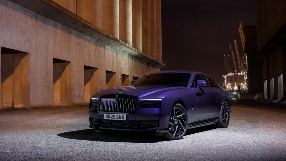 Rolls-Royce Spectre phiên bản Black Badge có giá 20,6 tỷ đồng tại Việt Nam - Ảnh 1.