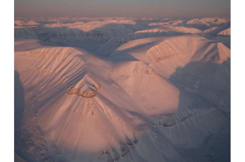 Thước phim đầu ti&ecirc;n trong lịch sử ghi lại cảnh gấu Bắc Cực dắt con rời hang ngủ đ&ocirc;ng: Tr&ocirc;ng rất đ&aacute;ng y&ecirc;u, nhưng c&aacute;c nh&agrave; khoa học cho biết đ&oacute; l&agrave; một điềm b&aacute;o chẳng l&agrave;nh- Ảnh 5.