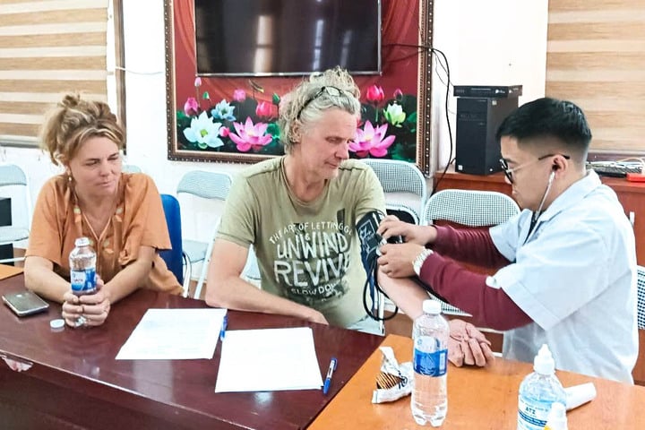 Du khách Hà Lan đi lạc trên đỉnh Fansipan được giải cứu an toàn - Ảnh 1.