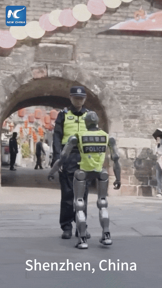 Trung Quốc biến phim viễn tưởng th&agrave;nh hiện thực: Robot cảnh s&aacute;t đi tuần tr&ecirc;n đường phố c&ugrave;ng con người - Ảnh 2.